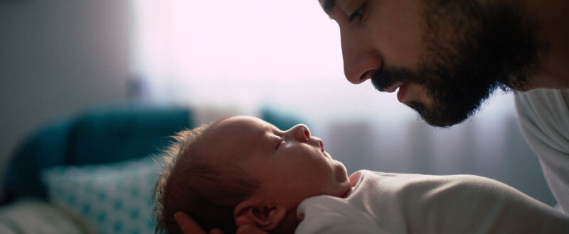 Padre sosteniendo a su bebé - Apego paterno