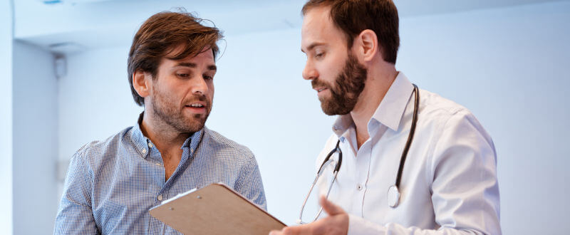 Hombre consulta con su medico acerca de la vasectomía