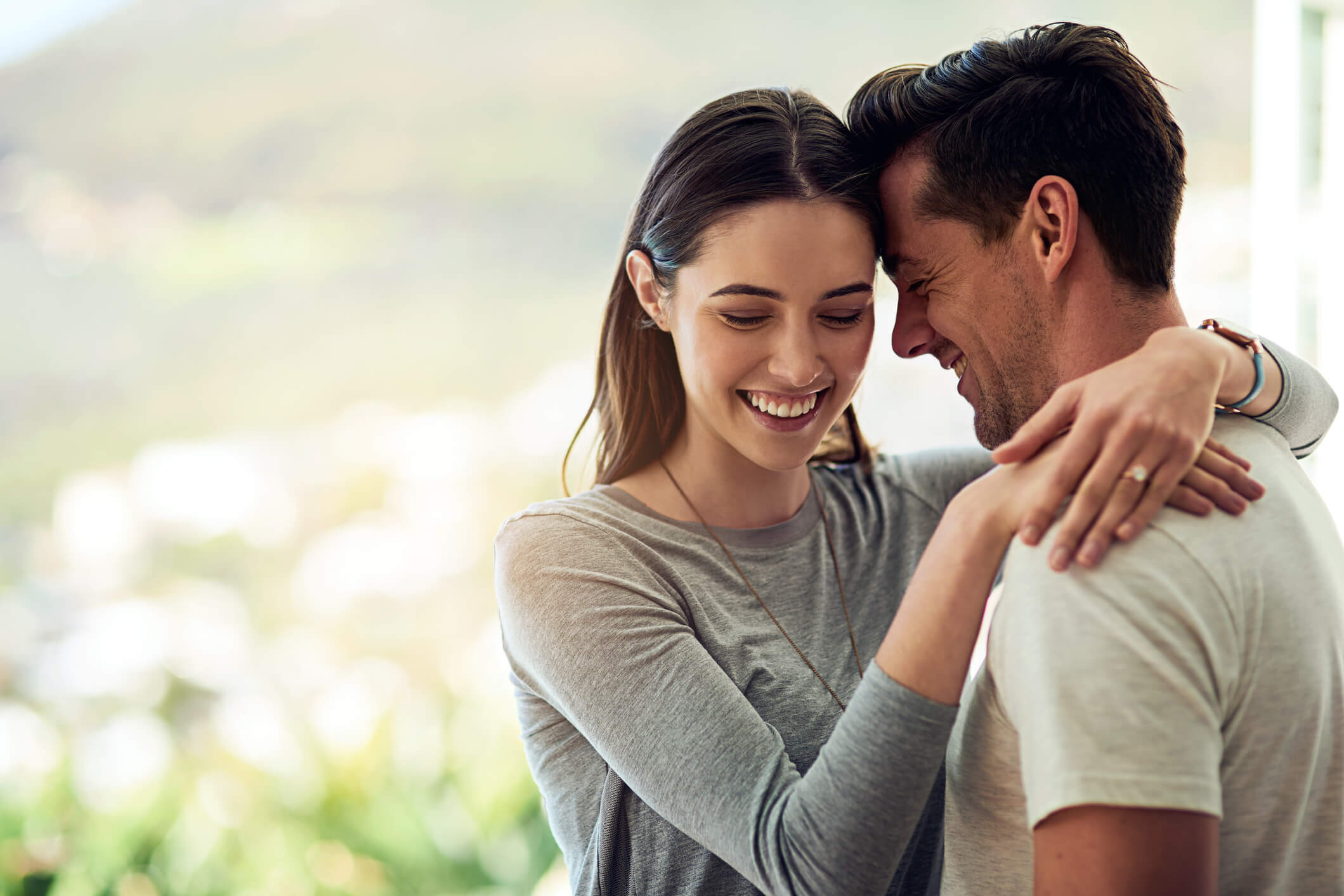Pareja abrazándose