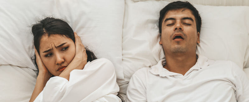 HOMBRE RONCANDO AL LADO DE SU PAREJA