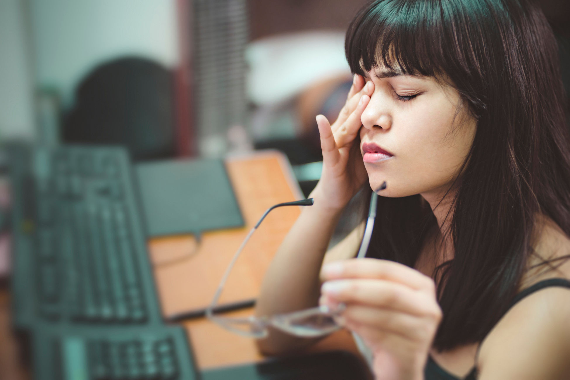 mujer frotándose un ojo
