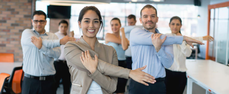 Equipo de trabajo realizando elongación de brazo