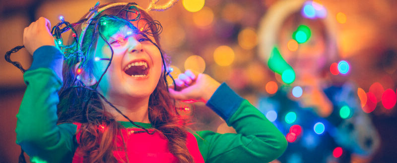 niña en navidad con adornos navideños