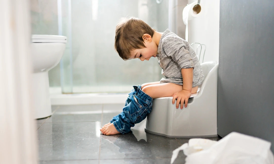¿Qué debo hacer si mi hijo tiene problemas para ir al baño?