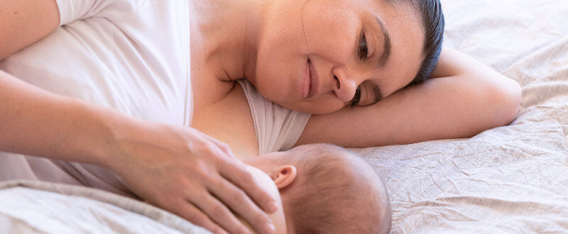 Mamá amamantando a su bebé