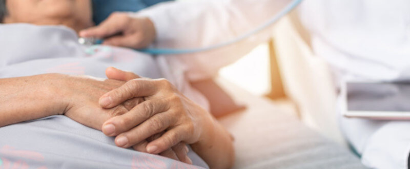 Doctor examina a paciente hospitalizado.