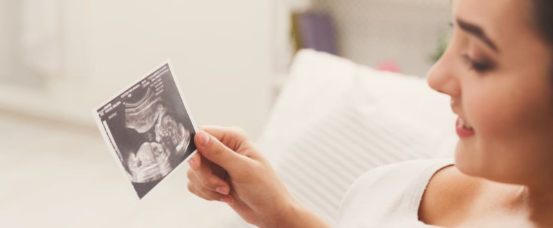 Mamá viendo ecografía - Cómo saber el sexo del bebé