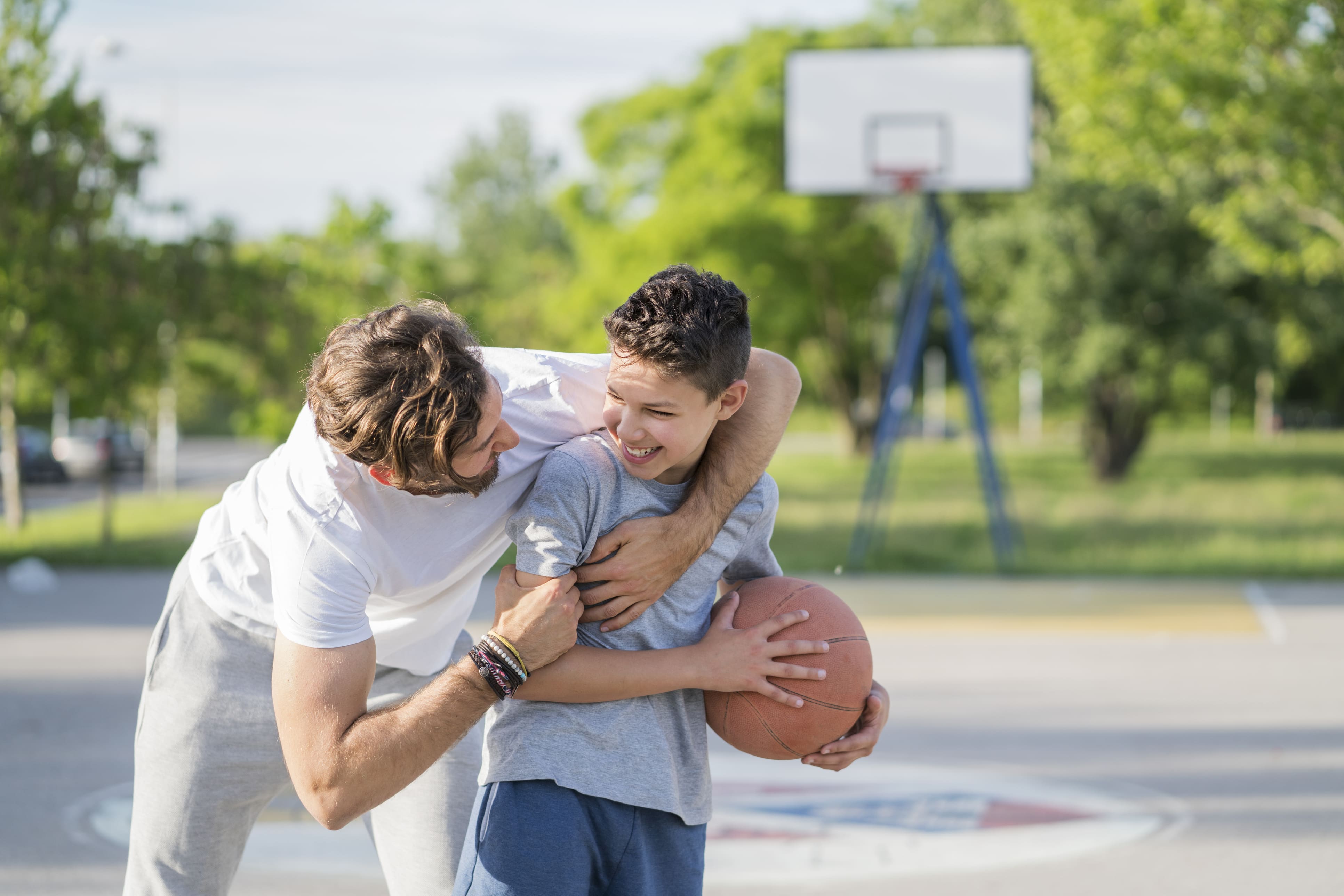 Padre jugando con su hijo basquetbol