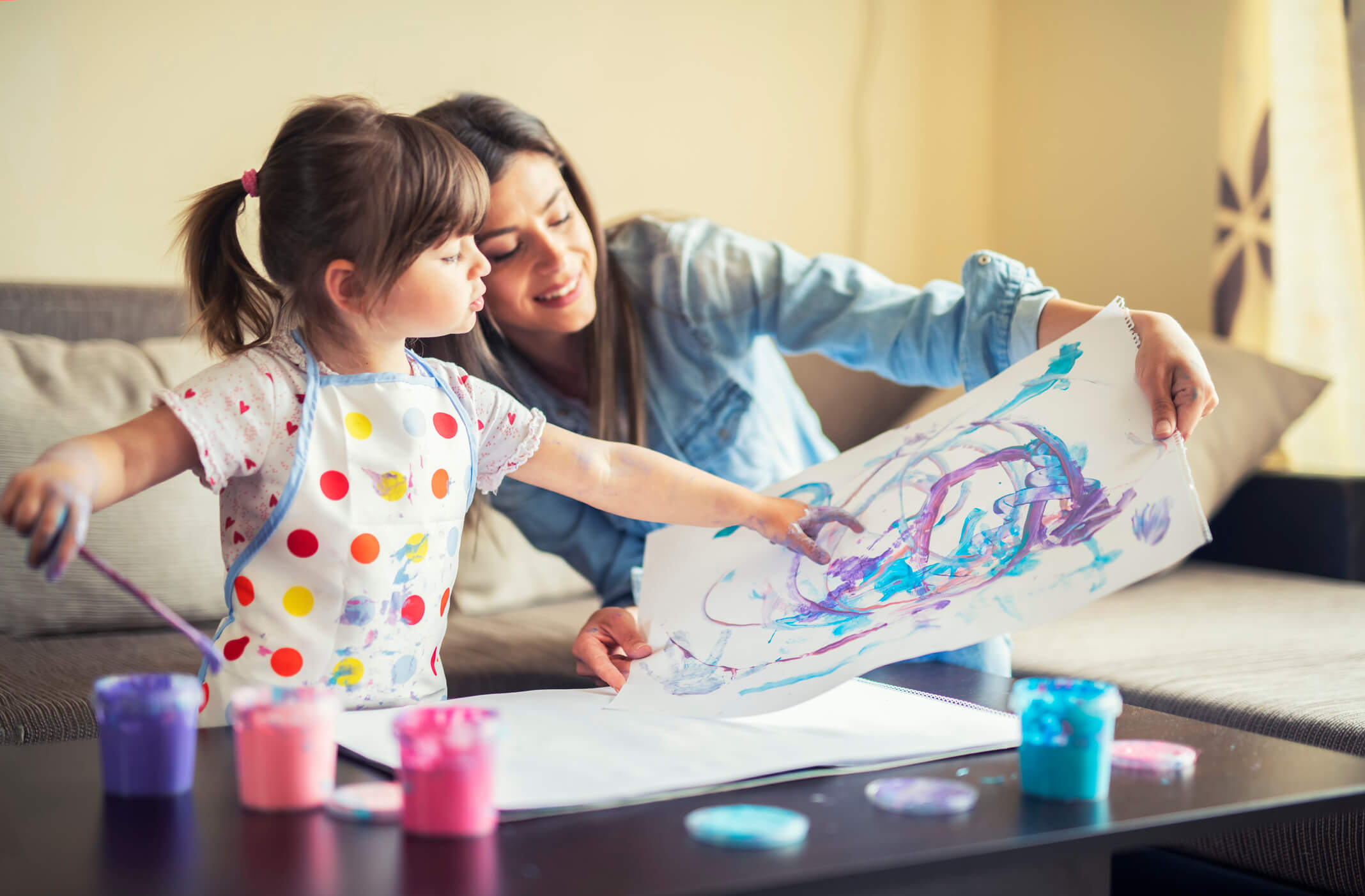 Mamá e hija pintando