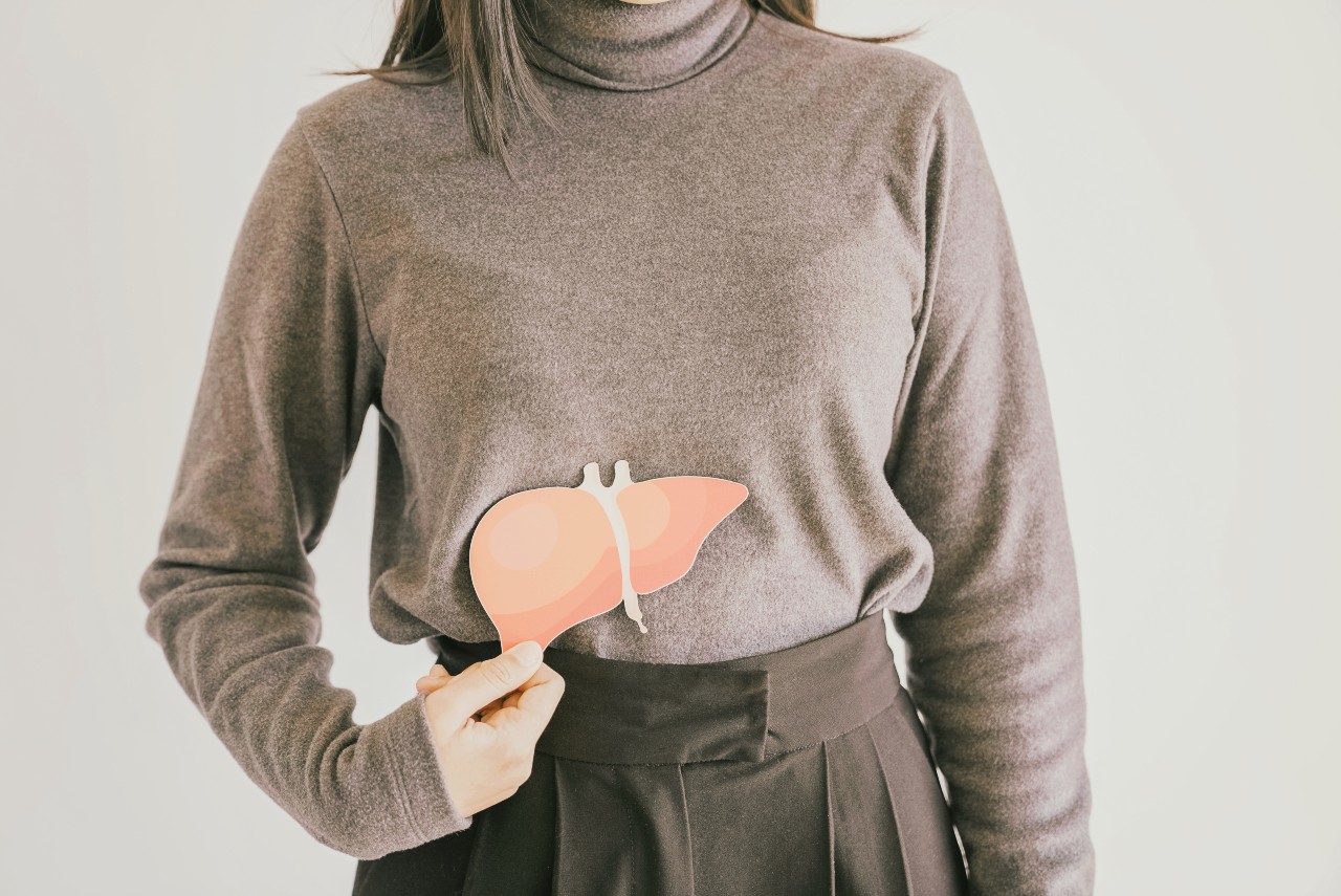 Mujer con sweater con dibujo de hígado