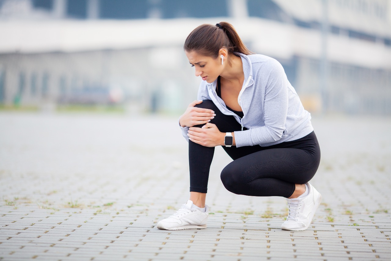 ¿Dolor de rodilla? Pon atención a estos síntomas, mitos y remedios caseros