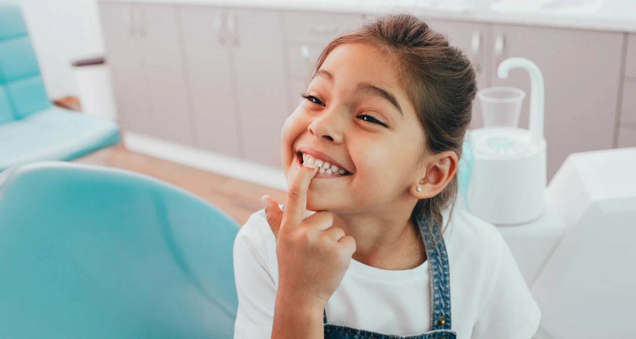 Nina feliz en el dentista