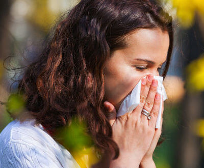 Mujer se suena debido a los síntomas de alergia
