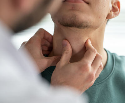 doctor revisando tiroides a paciente