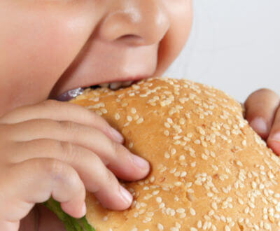 Niño comiendo hamburguesa