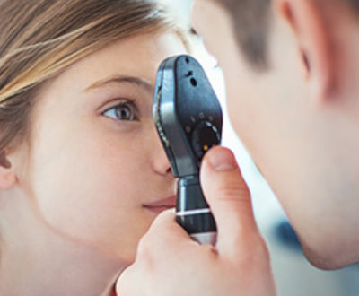 control oftalmológico - especialista revisando la visión de una niña