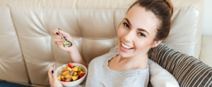 Mujer embarazada comiendo ensalada de frutas -Diabetes gestacional - Diabetes gestacional