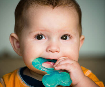 Bebé chupando un juguete - virus boca manos y pie