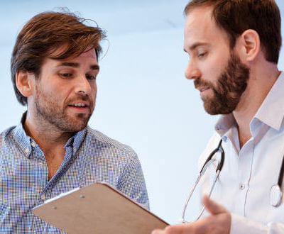 Hombre consulta con su medico acerca de la vasectomía