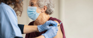 mujer de tercera edad vacunándose contra covid-19
