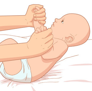 Mamá tomando las manos del bebé