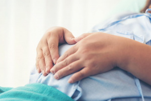 Mujer con manos la barriga embarazada