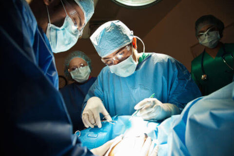 doctor realizando una operación