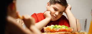 Sobrepeso u obesidad niño mirando comida