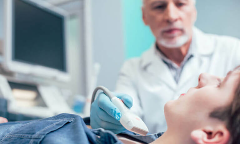 Doctor revisando paciente con tiroides