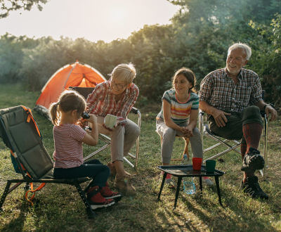 niños acampando con sus abuelos